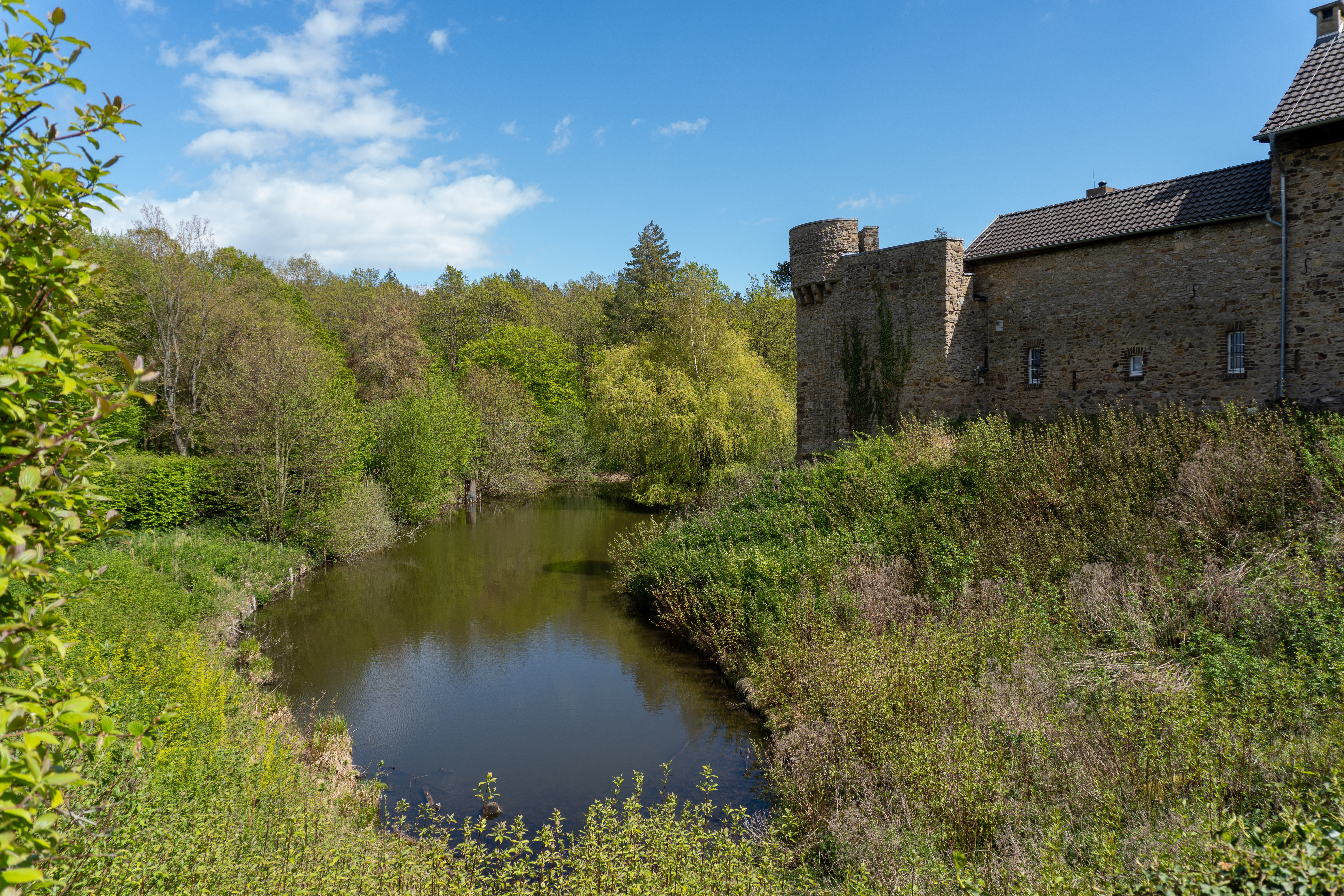 The originally simple castle complex was rebuilt in the 13th century. The outer bailey and the outer enclosure were not constructed until the 14th century and have survived to this day. As drawings from 1725 show, the castle was already in ruins at that time.